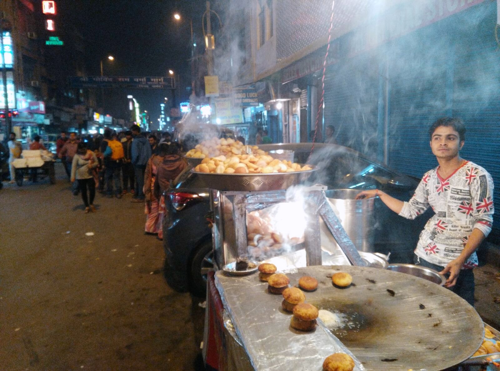 Frying up the night â€” the Tunde area. â€” Lucknow, Uttar Pradesh